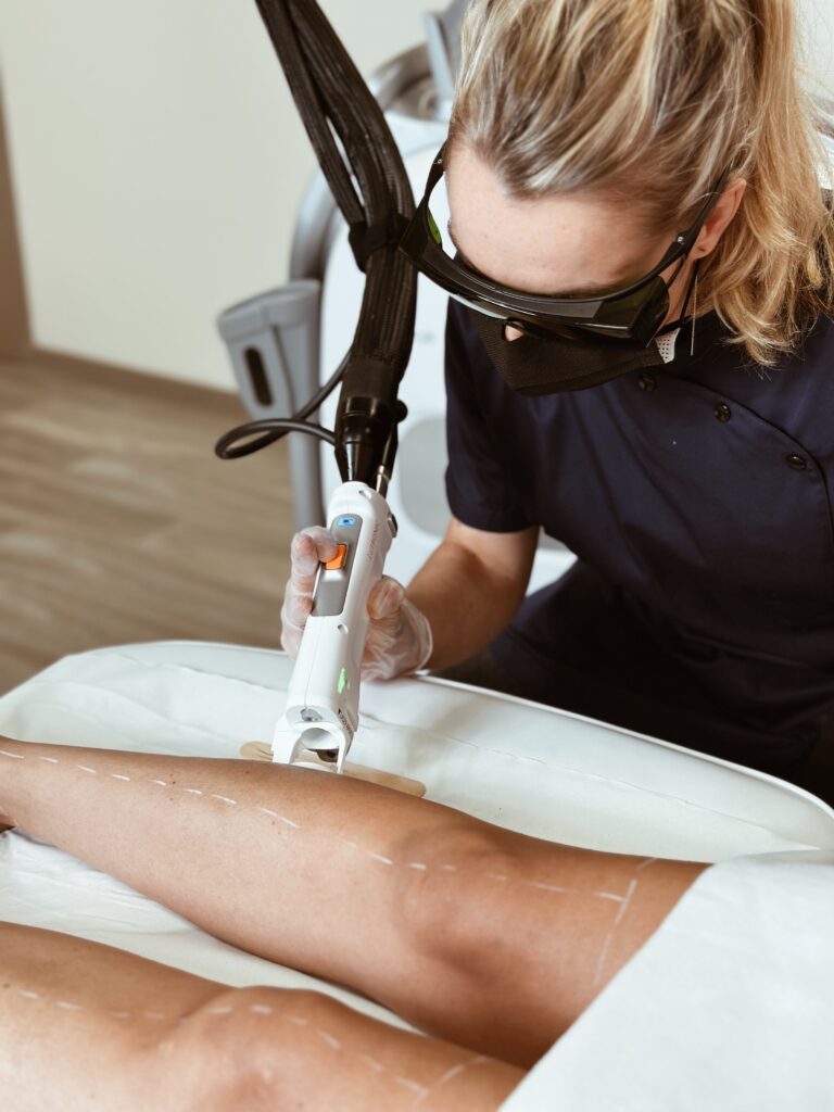 Maelle pendant une séance d'épilation laser à Caen